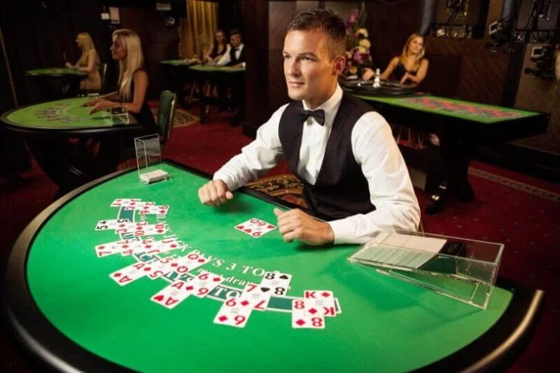 Ruang dealer live dengan meja permainan dan tampilan kamera dari jarak dekat