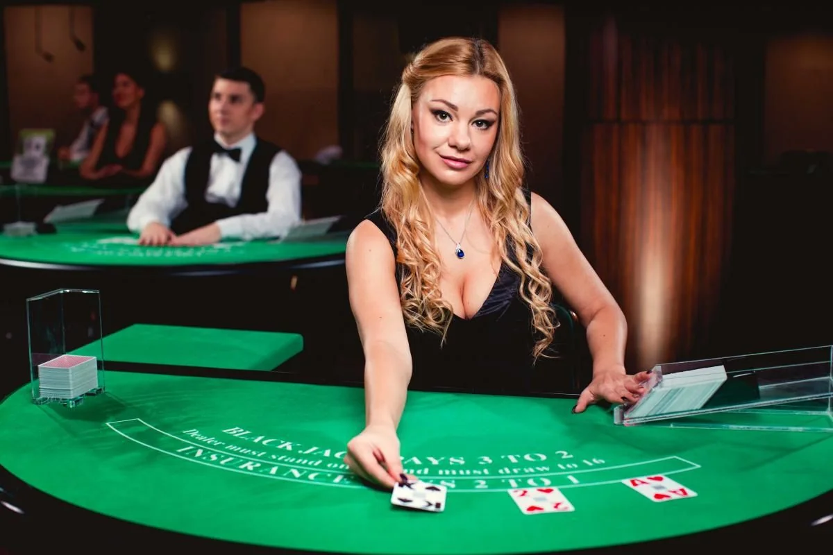 Tampilan ruang kasino live dengan meja dealer dan suasana permainan real-time